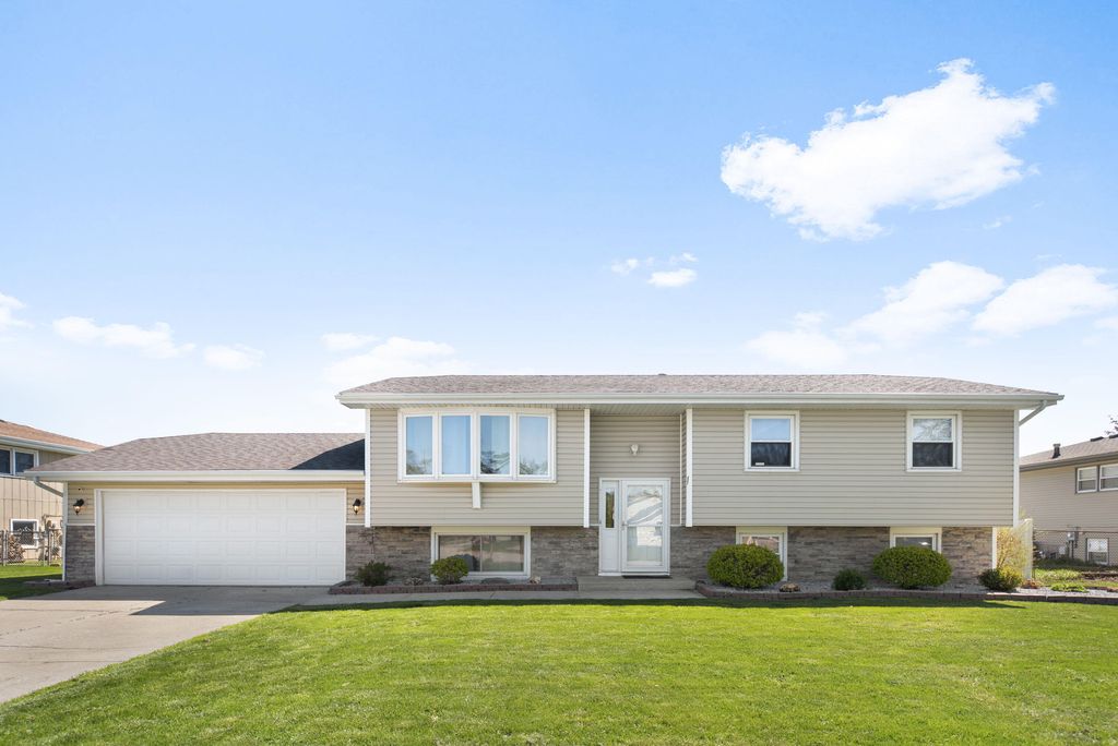Photo of 9713 Buchanan Street, Crown Point, IN 46307 (MLS # 837531)