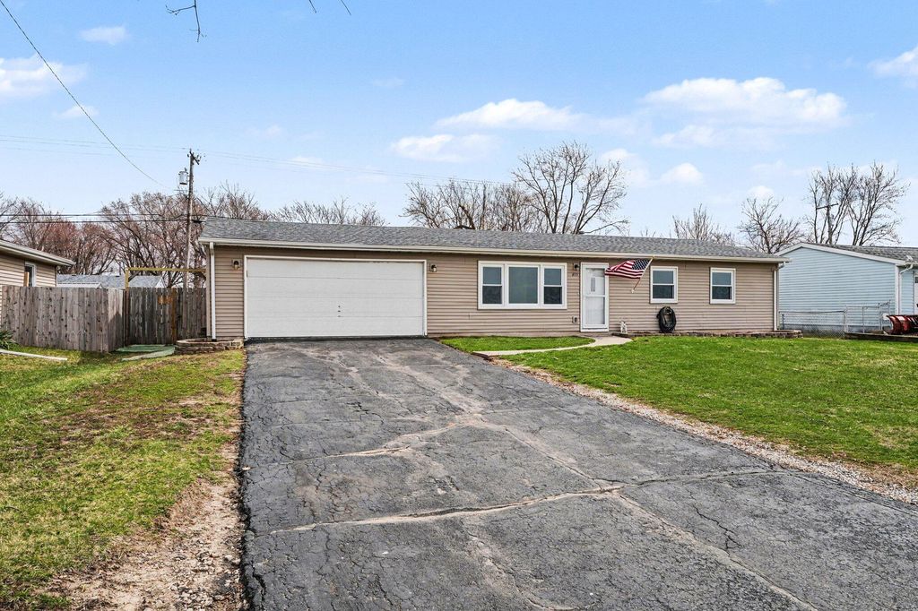 Photo of 655 N 450 W, Valparaiso, IN 46385 (MLS # 836026)