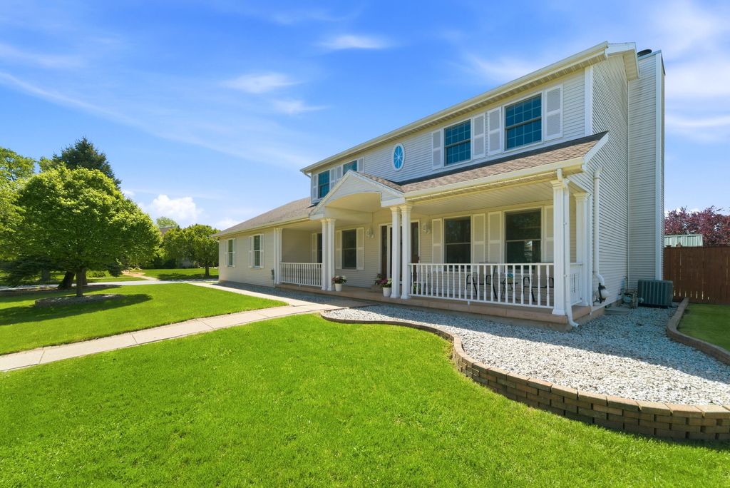 Photo of 1401 W 95th Place, Crown Point, IN 46307 (MLS # 839113)