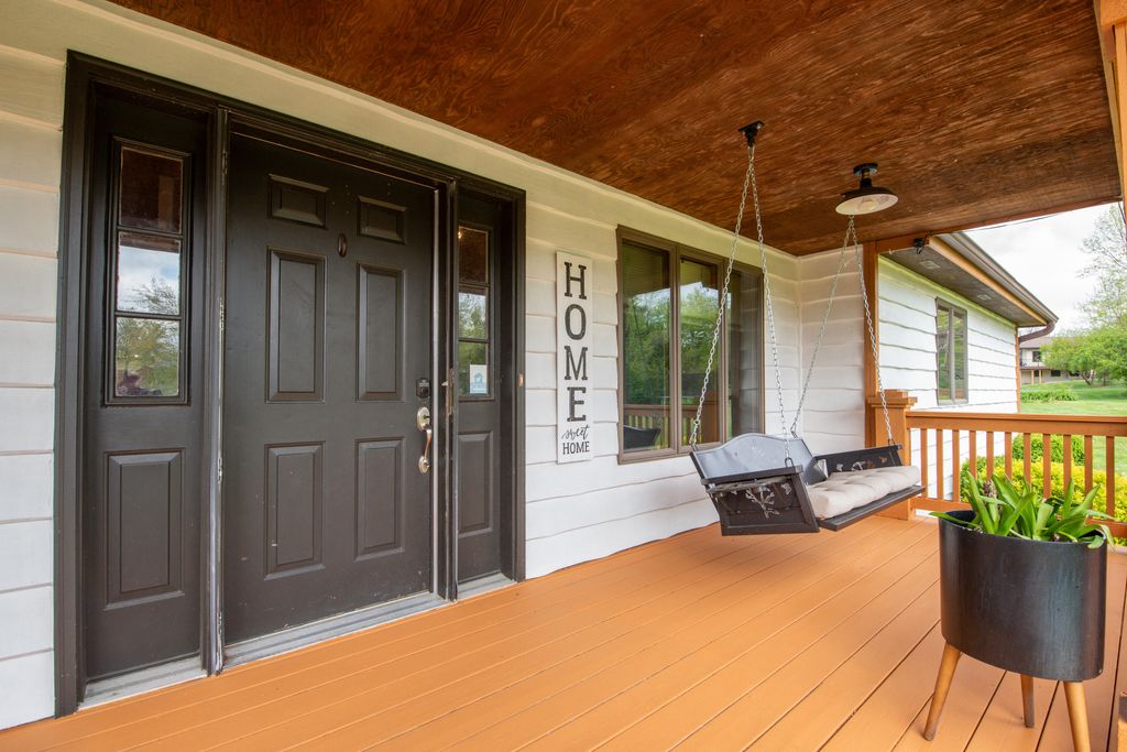 Photo of 85 S County Line Road, Crown Point, IN 46307 (MLS # 838020)