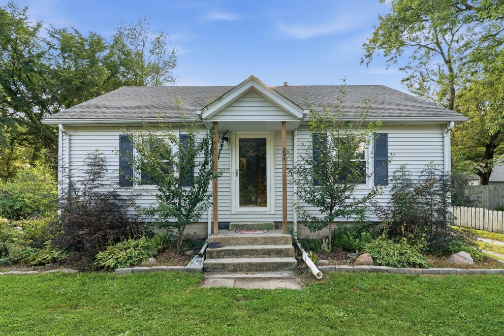 Photo of 204 N Colfax Street, Griffith, IN 46319 (MLS # 844538)