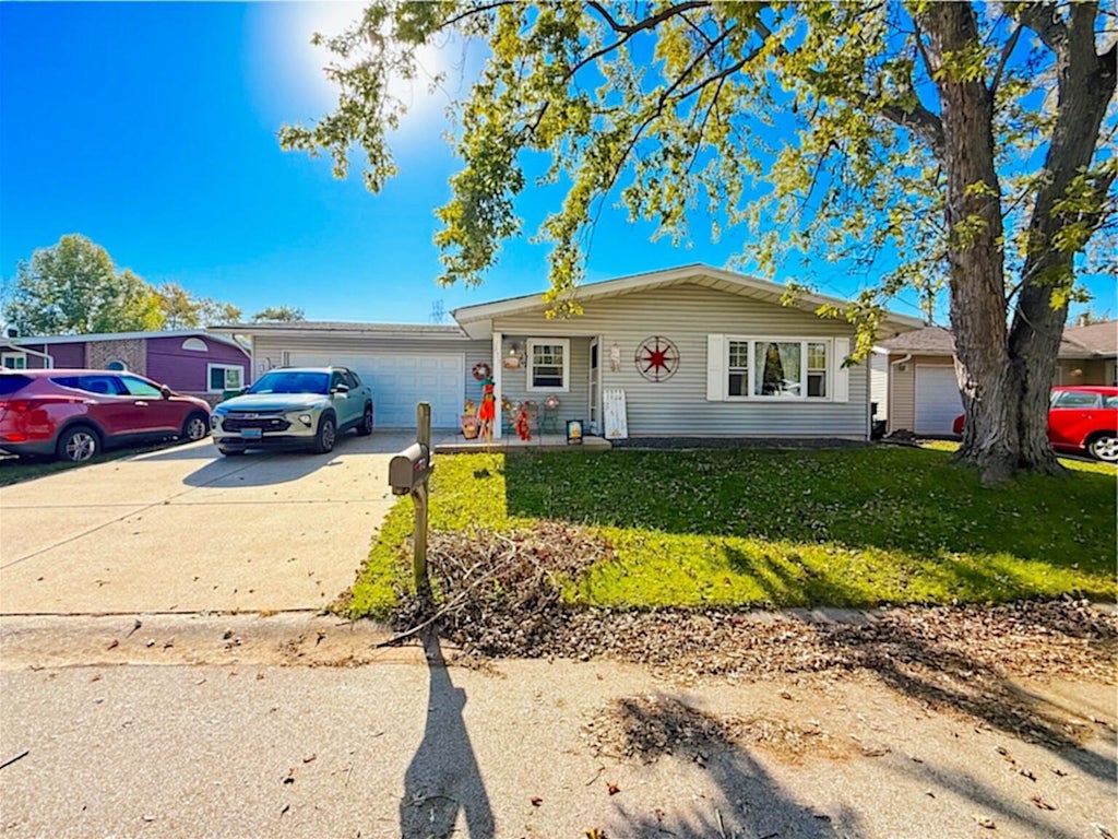 Photo of 372 Riviera Circle, Valparaiso, IN 46385 (MLS # 847252)
