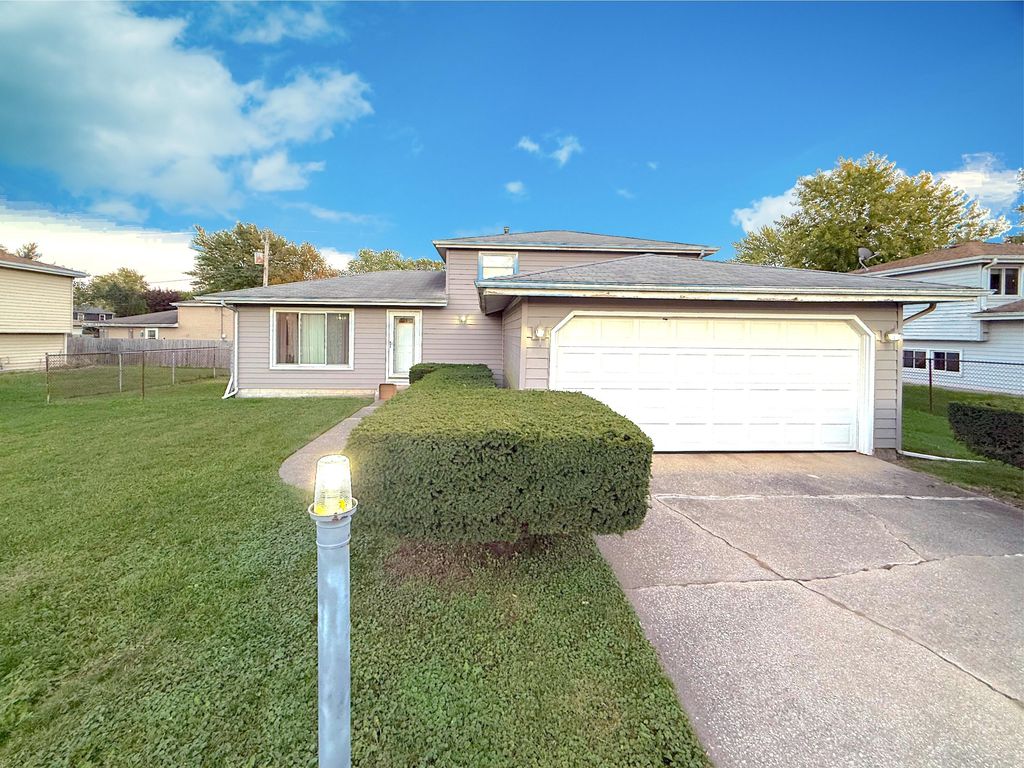 Photo of 7507 Whitcomb Street, Merrillville, IN 46410 (MLS # 829511)