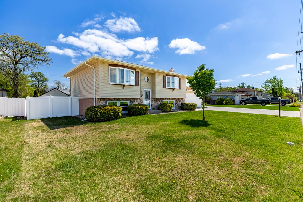 Photo of 431 S Liverpool Road, Hobart, IN 46342 (MLS # 838148)
