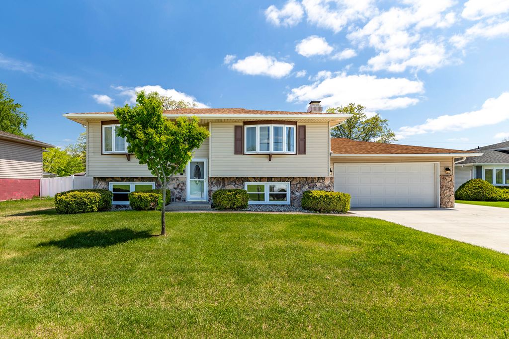 Photo of 431 S Liverpool Road, Hobart, IN 46342 (MLS # 838148)