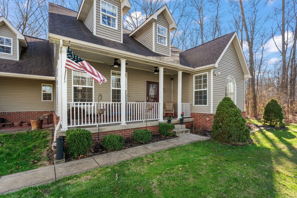 Photo of 228 W Papillon Drive, Valparaiso, IN 46385 (MLS # 837301)