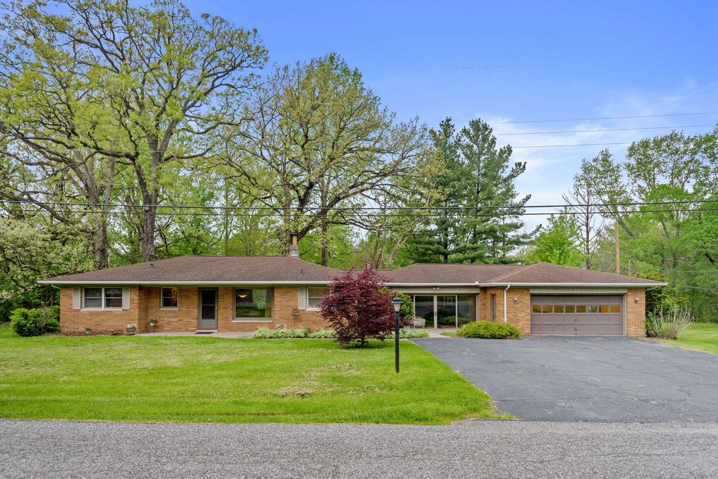 Photo of 234 Lincoln Hills Drive, Valparaiso, IN 46385 (MLS # 838891)