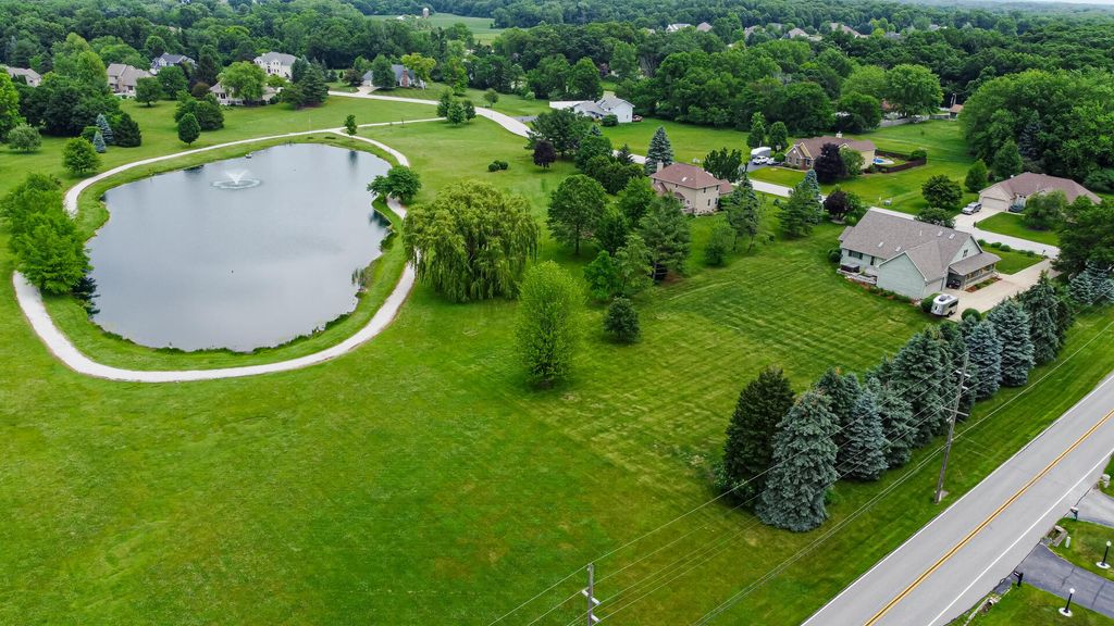 Photo of 552 Fleetwood Drive N, Valparaiso, IN 46385 (MLS # 839954)