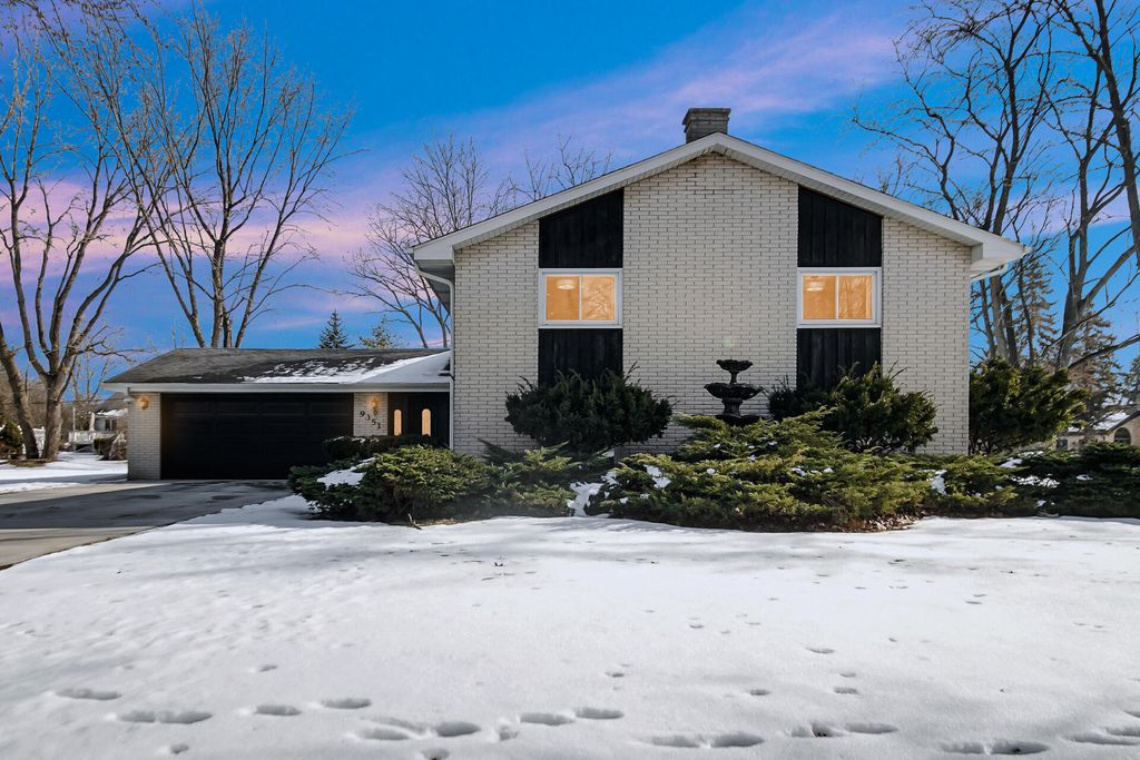 Photo of 9351 Northcote Avenue, Saint John, IN 46373 (MLS # 834079)