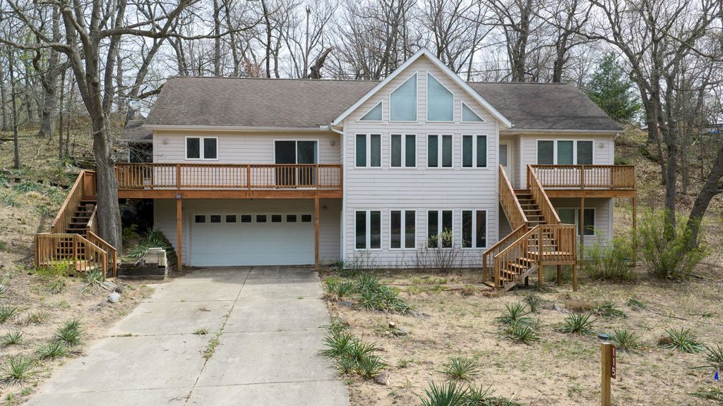 Photo of 115 S Broadway, Beverly Shores, IN 46301 (MLS # 837541)