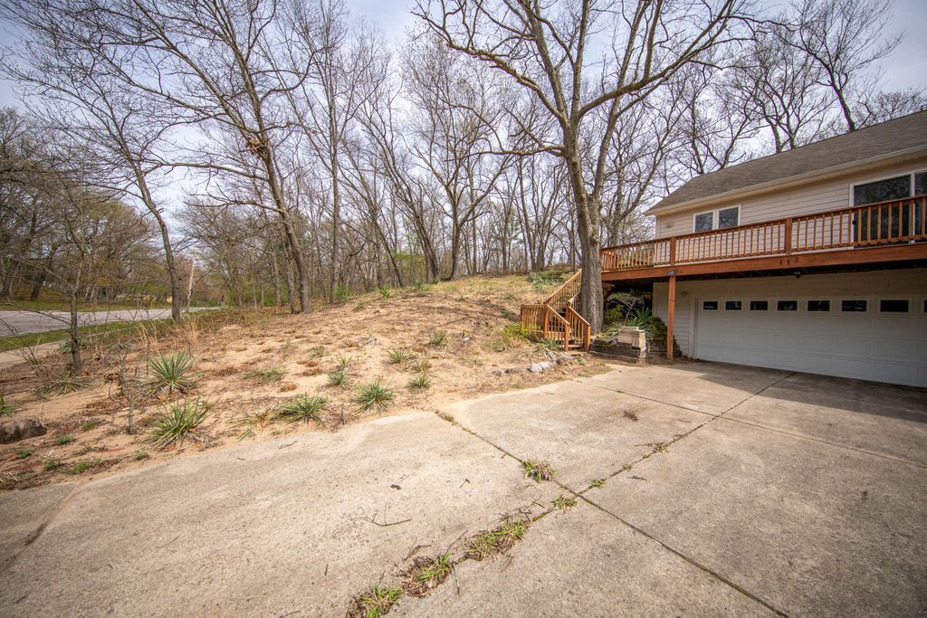 Photo of 115 S Broadway, Beverly Shores, IN 46301 (MLS # 837541)