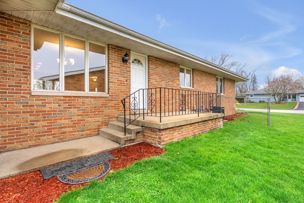 Photo of 7601 Washington Court, Merrillville, IN 46410 (MLS # 837698)