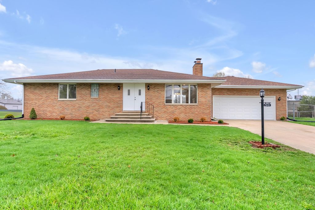 Photo of 7601 Washington Court, Merrillville, IN 46410 (MLS # 837698)