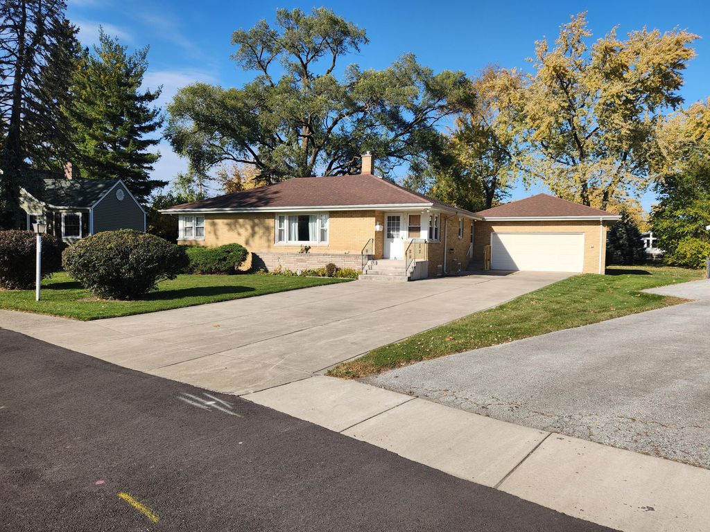 Photo of 601 Berkley Drive, Dyer, IN 46311 (MLS # 830530)