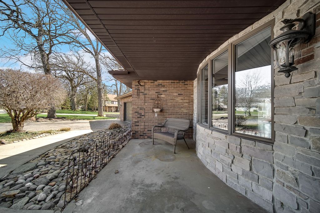 Photo of 9894 W Oakridge Dr, Saint John, IN 46373 (MLS # 837931)