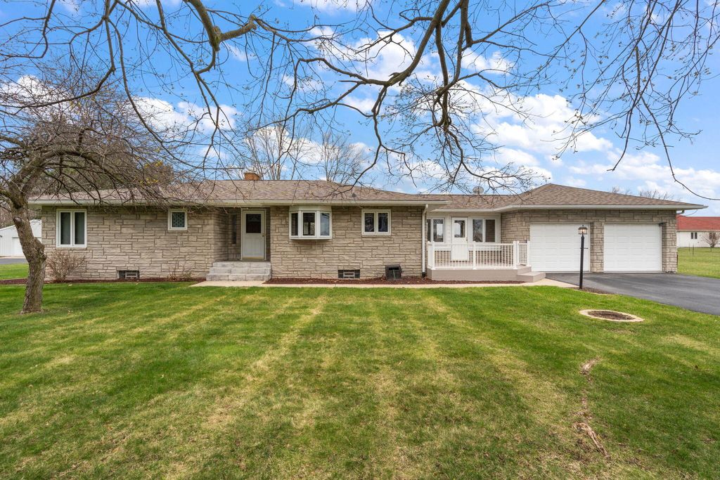 Photo of 165 E 600 S, Valparaiso, IN 46383 (MLS # 837087)