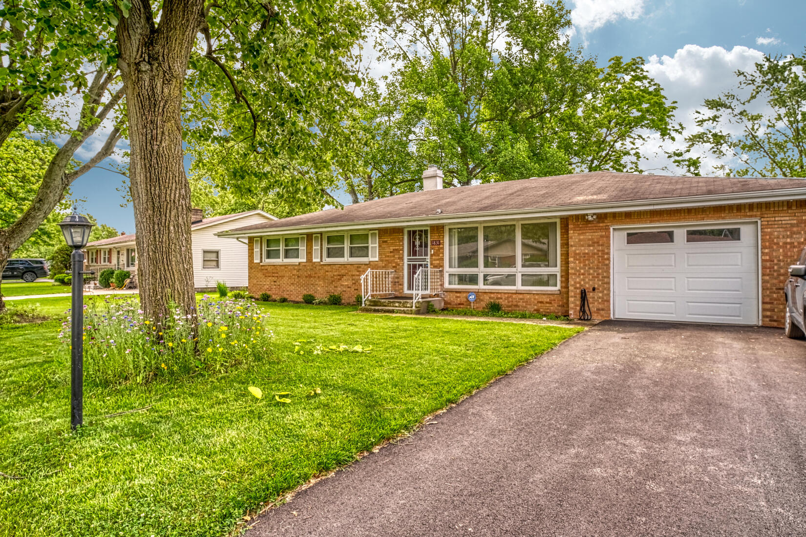 View Merrillville, IN 46410 house