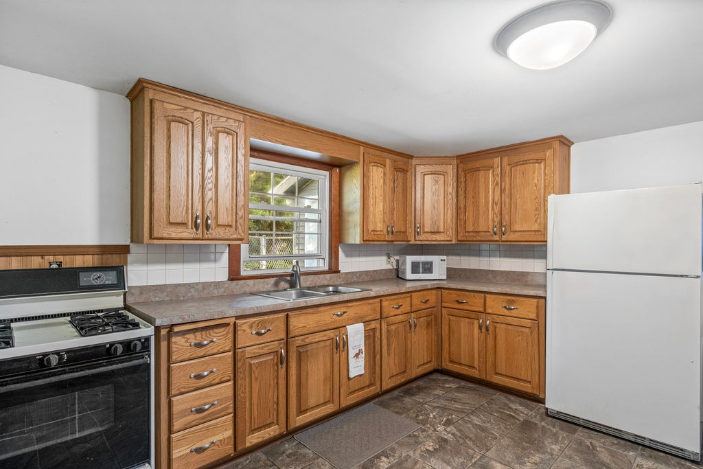 Photo of 1042 S Marquette Street, La Porte, IN 46350 (MLS # 846527)