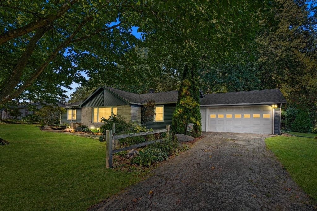 Photo of 1042 S Marquette Street, La Porte, IN 46350 (MLS # 846527)