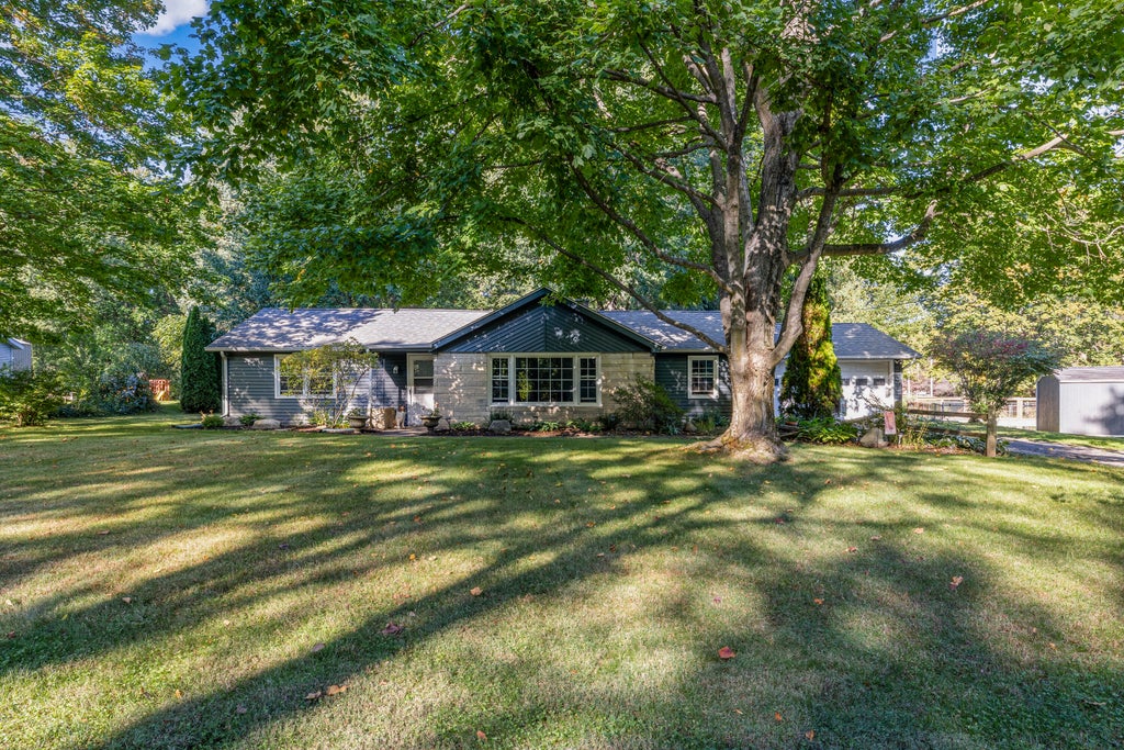 Photo of 1042 S Marquette Street, La Porte, IN 46350 (MLS # 846527)