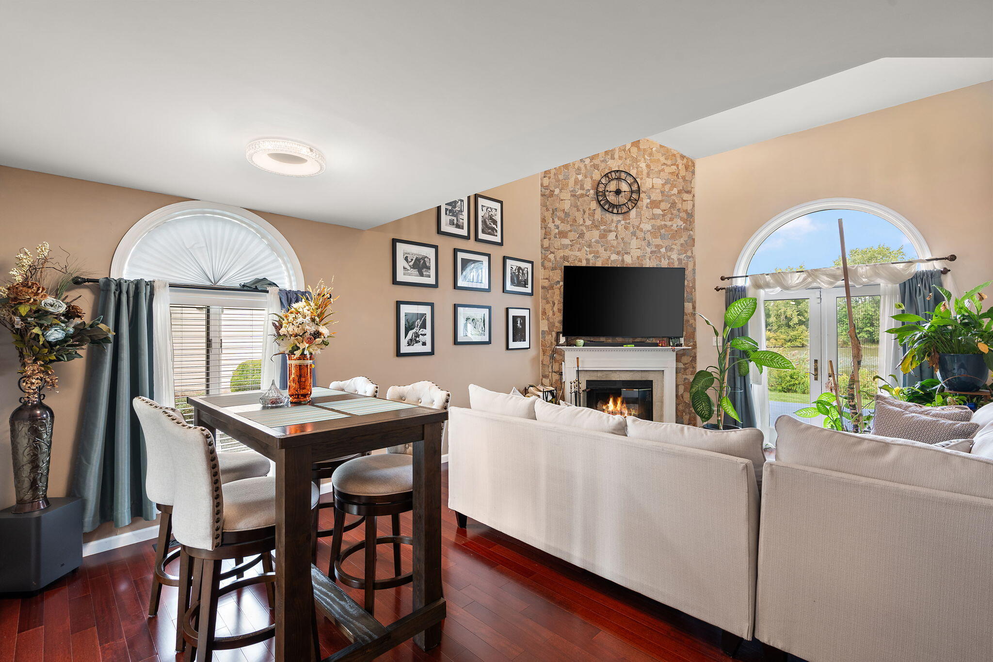 Merrillville, Indiana 46410, United States, 2 Bedrooms Bedrooms, ,2 BathroomsBathrooms,Residential,Active,215474