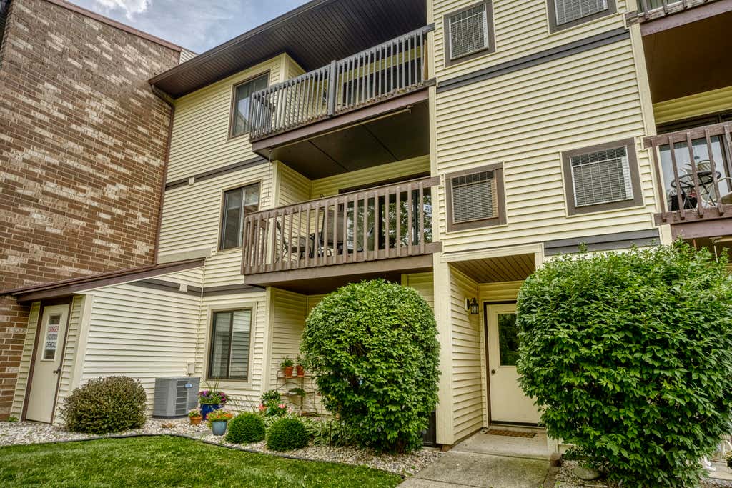 Photo of 827 N Summit Park Court N, Crown Point, IN 46307 (MLS # 841668)