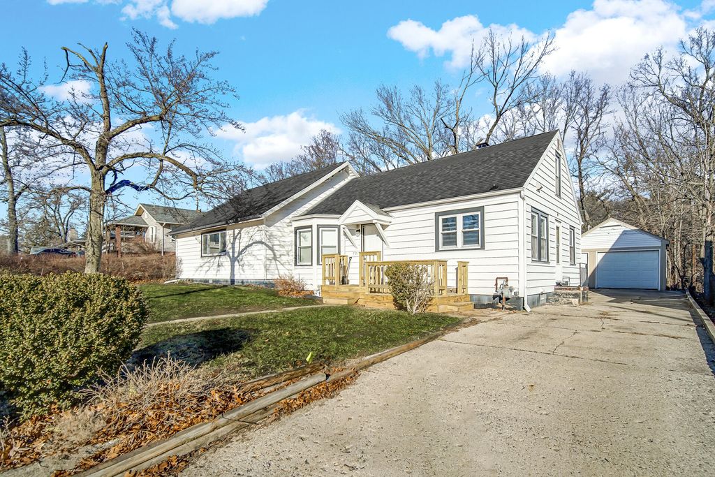 Photo of 721 N Woodland Avenue, Michigan City, IN 46360 (MLS # 834266)