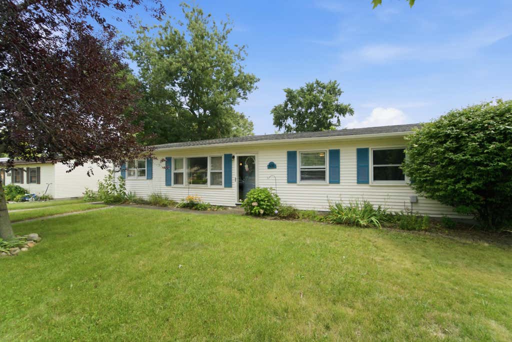 Photo of 609 Sunset Drive, Kouts, IN 46347 (MLS # 843211)