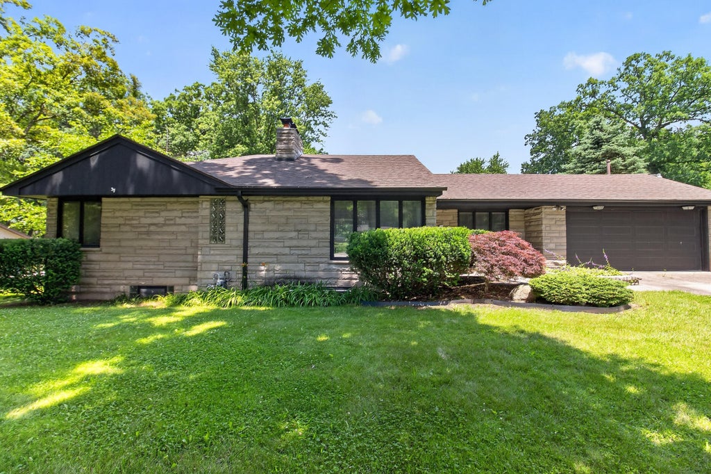 Photo of 120 E Oak Hill Road, Chesterton, IN 46304 (MLS # 842262)