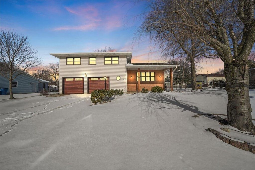 Photo of 615 Mississinewa Street, Chesterton, IN 46304 (MLS # 833884)