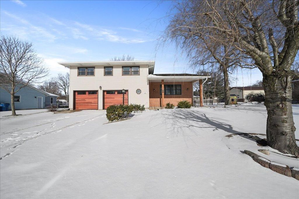 Photo of 615 Mississinewa Street, Chesterton, IN 46304 (MLS # 833884)