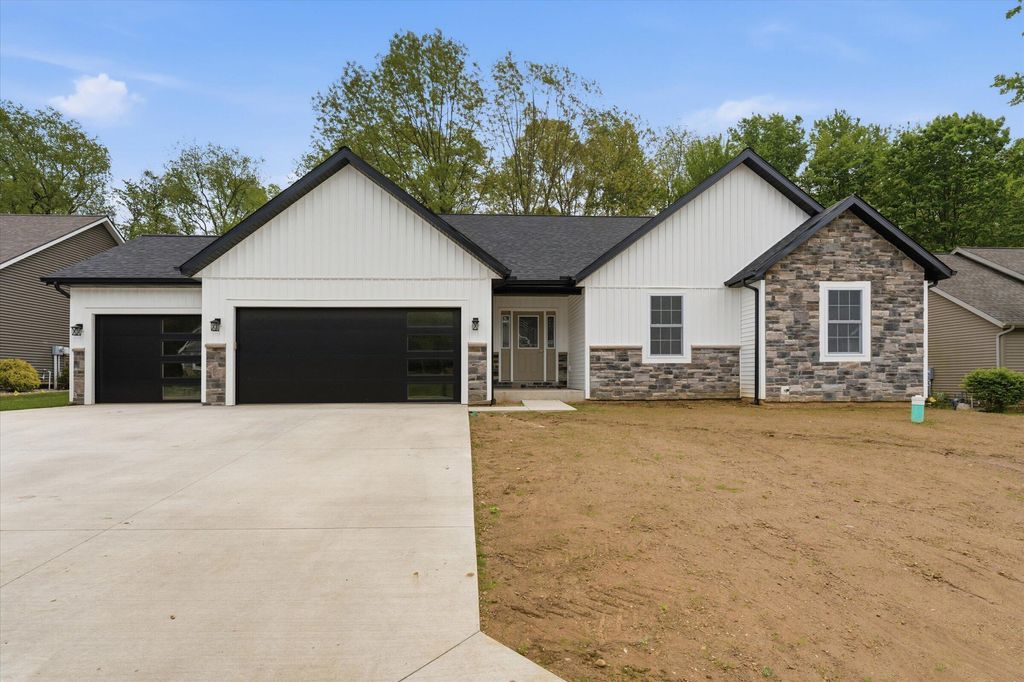 Photo of 53784 Terre Verde Hills Court, South Bend, IN 46628 (MLS # 839266)
