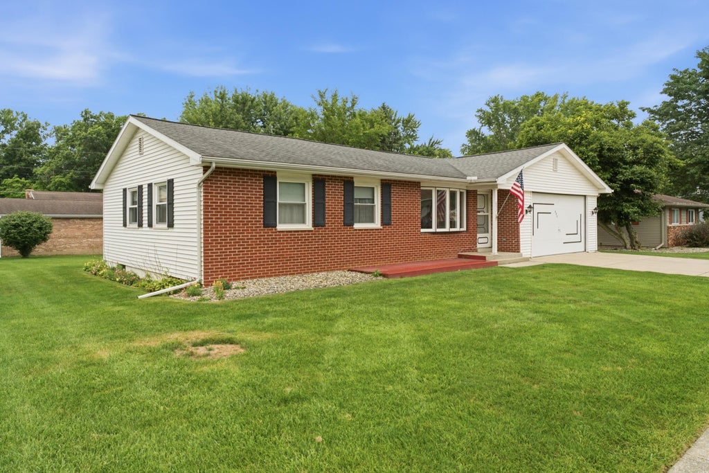 Photo of 653 Lorraine Drive, Valparaiso, IN 46385 (MLS # 843293)