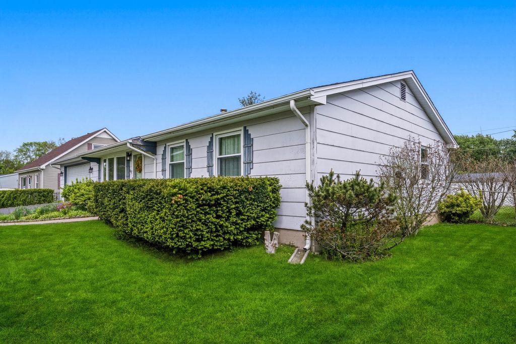 Photo of 627 Olympia Road, Valparaiso, IN 46385 (MLS # 838500)