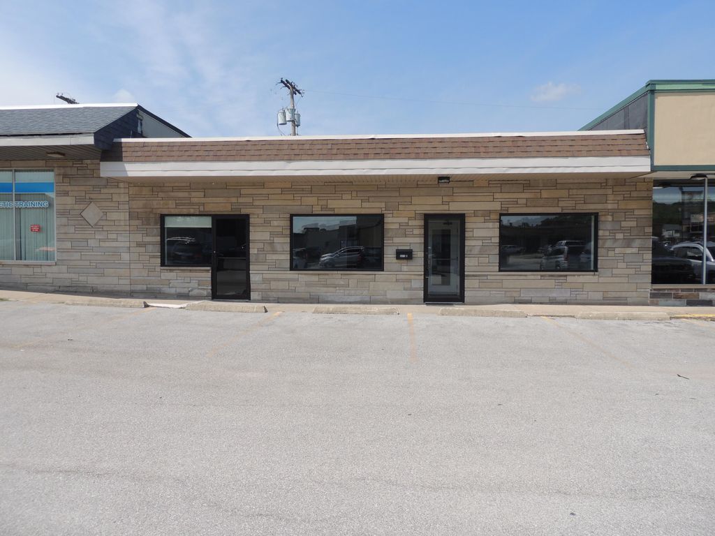 Photo of 1608 Lincolnway #D/e, Valparaiso, IN 46383 (MLS # 820153)