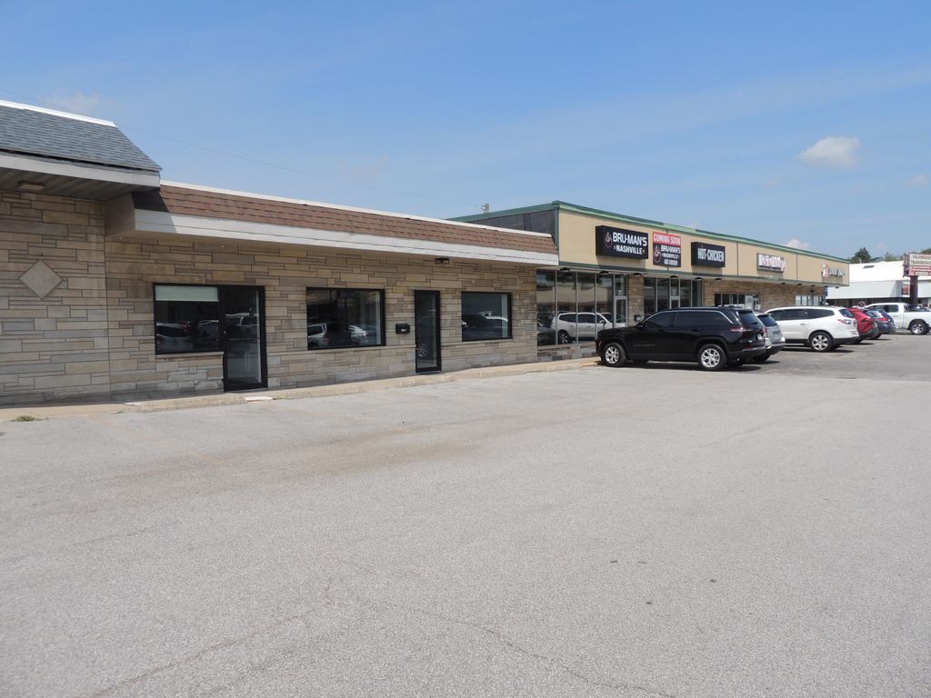 Photo of 1608 Lincolnway #D/e, Valparaiso, IN 46383 (MLS # 820153)