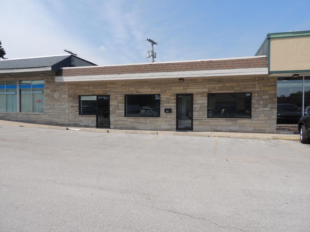 Photo of 1608 Lincolnway #D/e, Valparaiso, IN 46383 (MLS # 820153)
