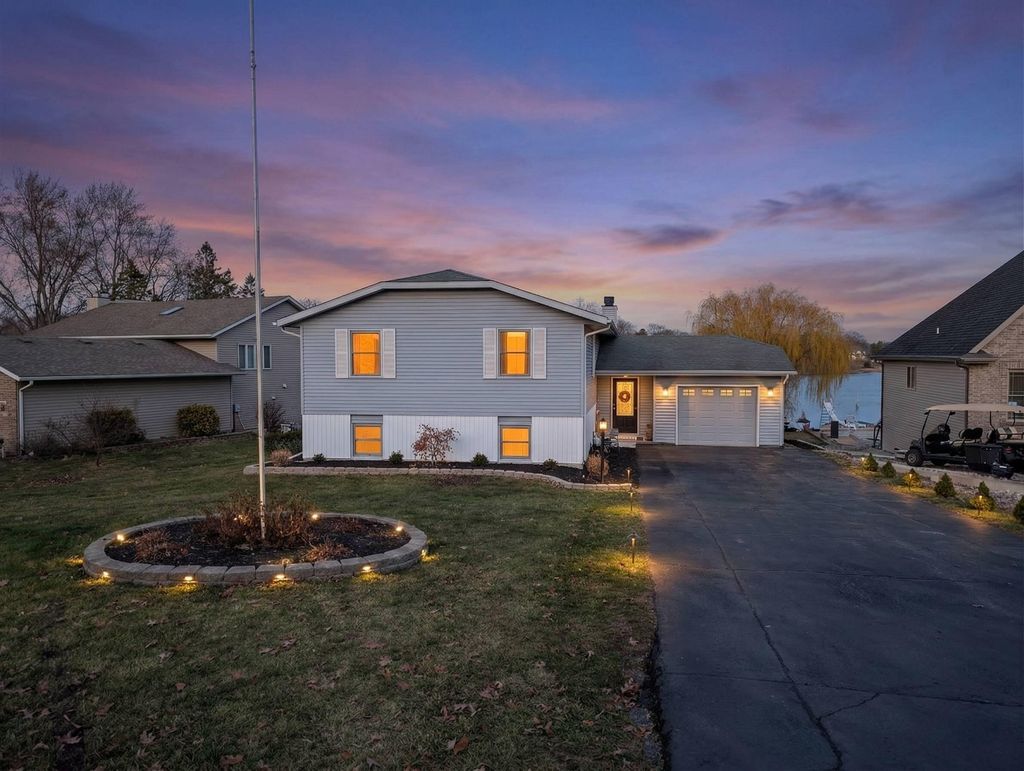 Photo of 1065 Shoreline Road, Crown Point, IN 46307 (MLS # 835232)