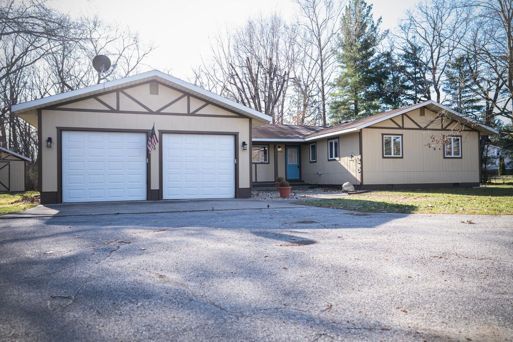 Photo of 5020 S Woodland Drive E, North Judson, IN 46366 (MLS # 836172)