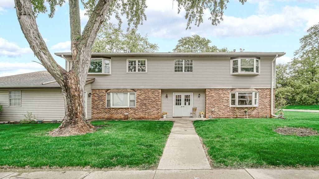 Photo of 120 New Orleans Street, Schererville, IN 46375 (MLS # 839271)