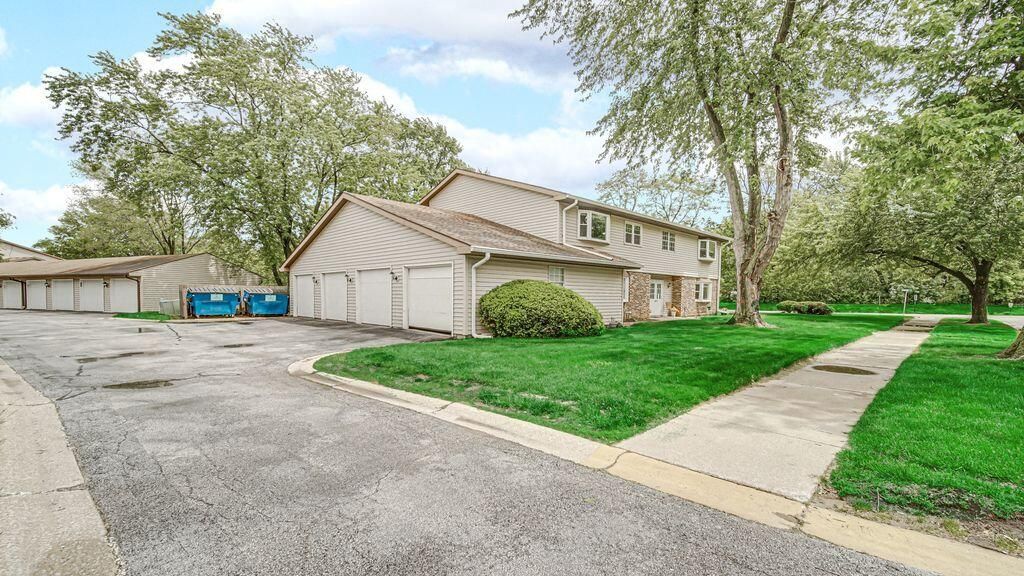 Photo of 120 New Orleans Street, Schererville, IN 46375 (MLS # 839271)