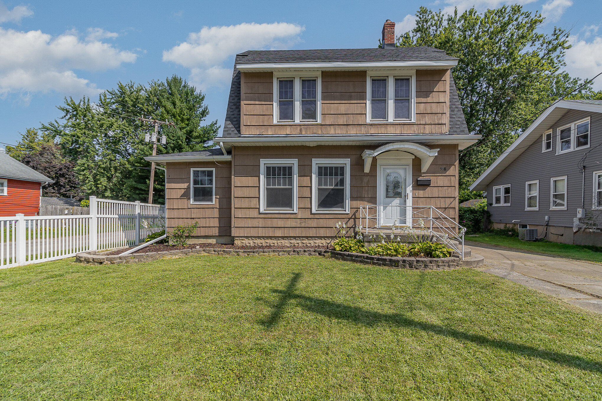 Photo 2 of 19 of 558 Bond Avenue house