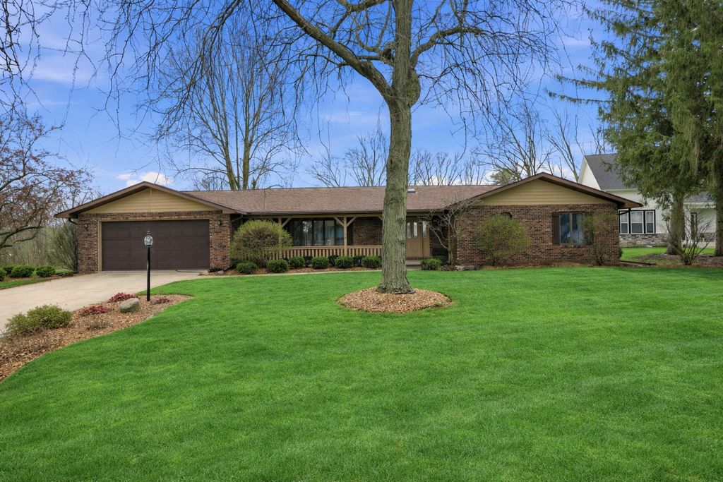 Photo of 3921 Bonnie Drive, Crown Point, IN 46307 (MLS # 836830)