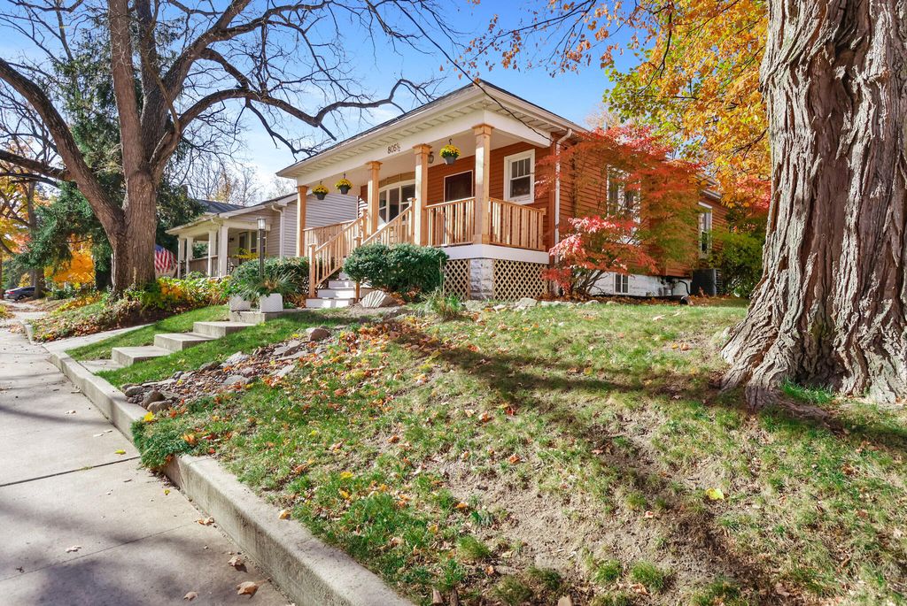 Photo of 805 1/2 Napoleon Street, Valparaiso, IN 46383 (MLS # 830537)