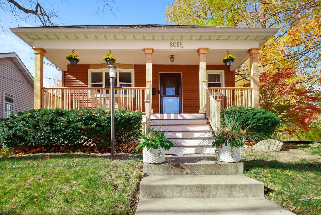 Photo of 805 1/2 Napoleon Street, Valparaiso, IN 46383 (MLS # 830537)