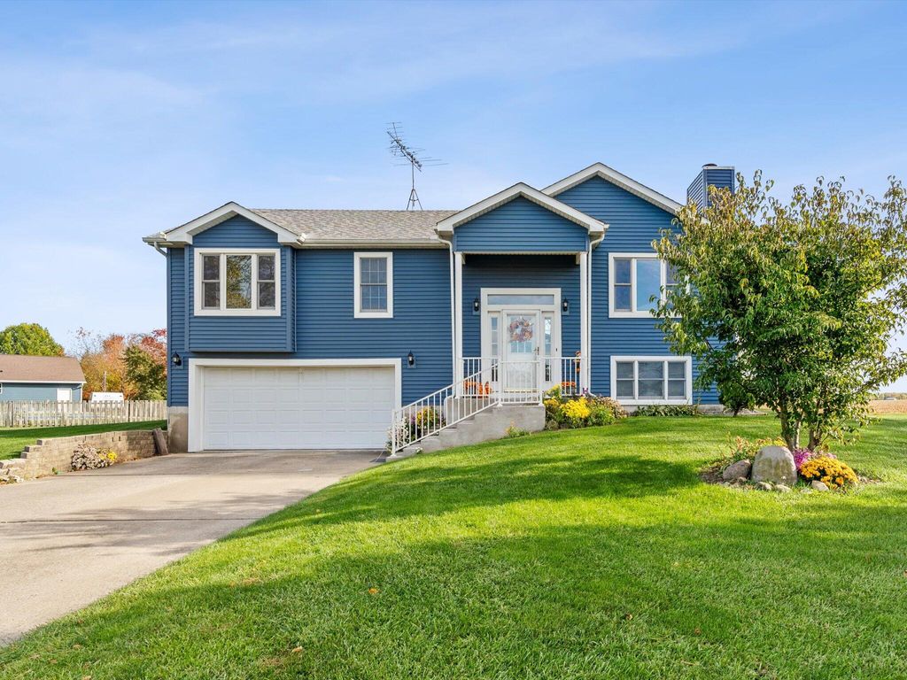 Photo of 372 Radcliff Drive, Valparaiso, IN 46383 (MLS # 829967)