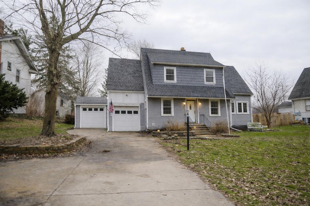 Photo of 306 W Michigan Street, Rolling Prairie, IN 46371 (MLS # 835166)