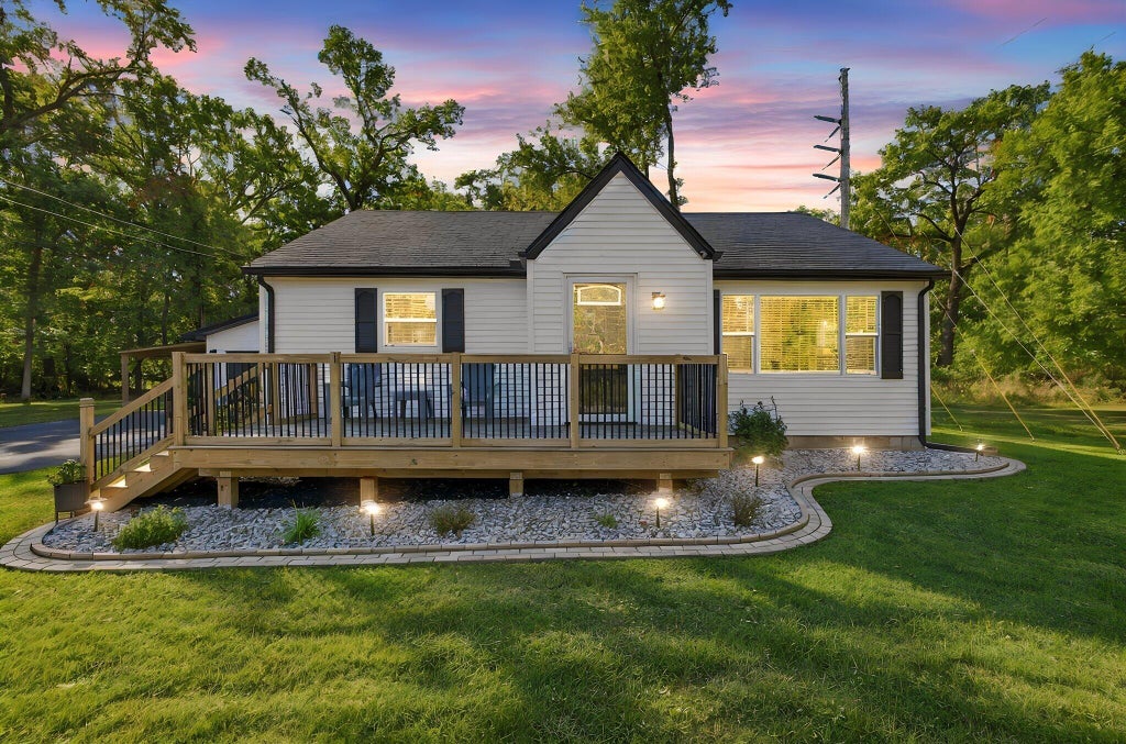Photo of 1001 W Main Street, Griffith, IN 46319 (MLS # 846664)