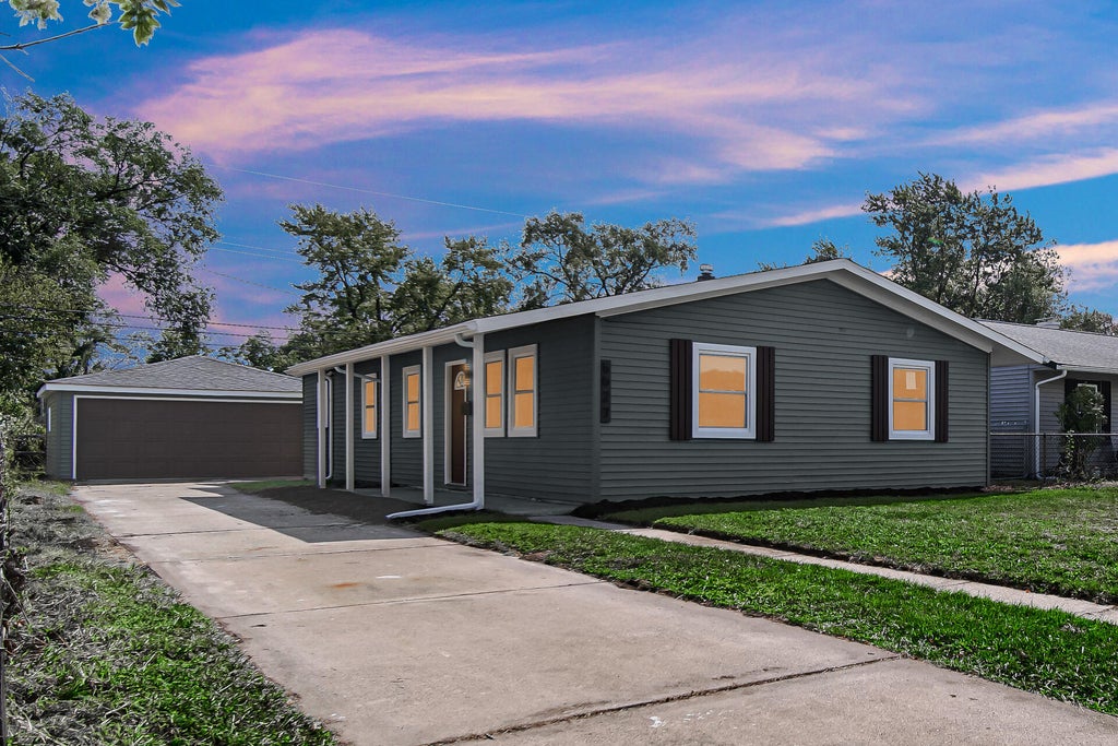 Photo of 6627 New Hampshire Avenue, Hammond, IN 46323 (MLS # 845431)