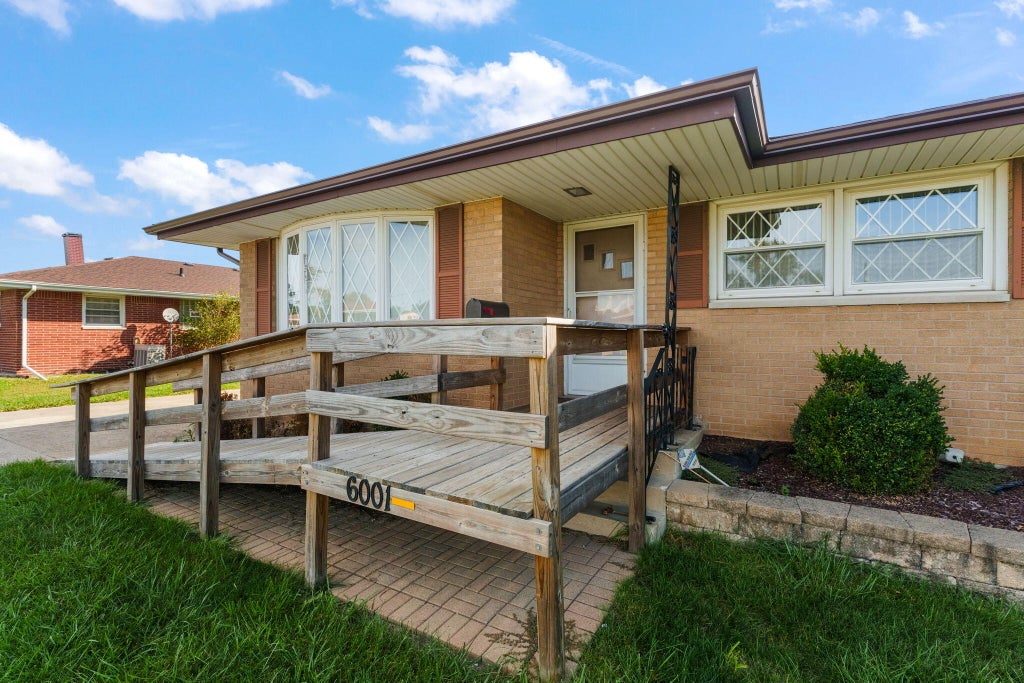 Photo of 6001 Rutledge Court, Merrillville, IN 46410 (MLS # 846637)
